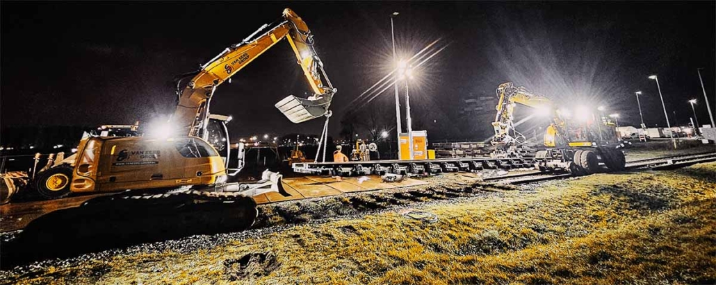 Nachtwerk aan een spoorwissel aan de Marktweg in Rotterdam, uitgevoerd door Van Eerd Groep voor VolkerRail.