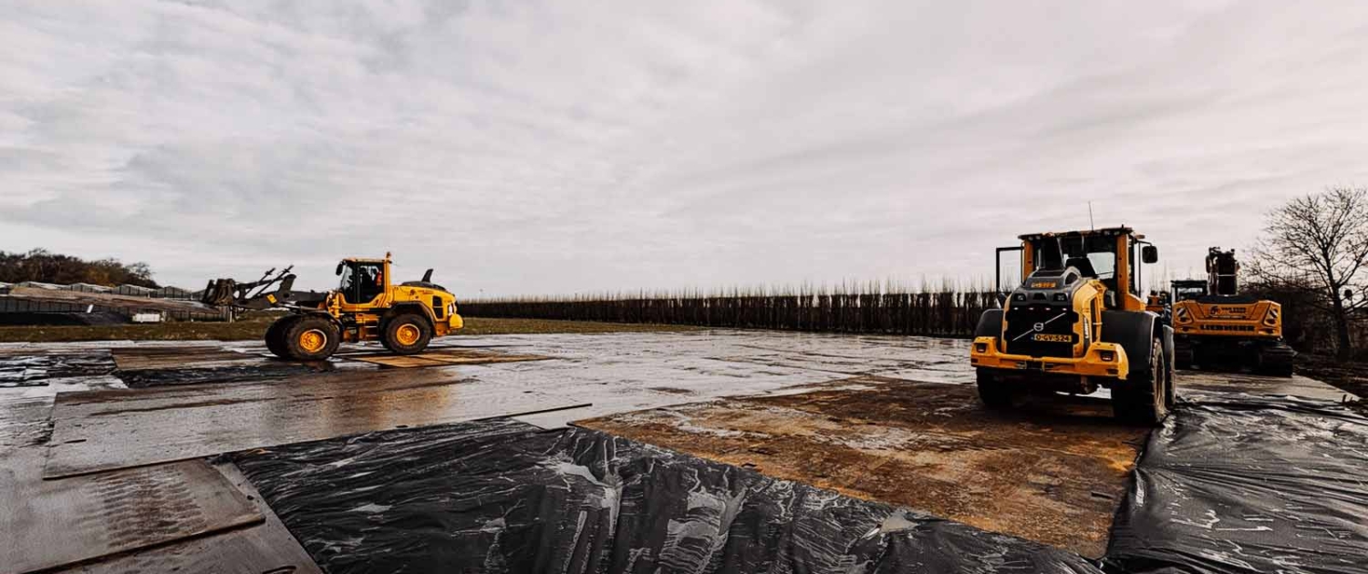 Ballastvernieuwing Hoorn Depotinrichting tijdens de ballastvernieuwing op het traject Hoorn – Enkhuizen, met wielladers en rijplaten op de werklocatie in Oosterblokker.
