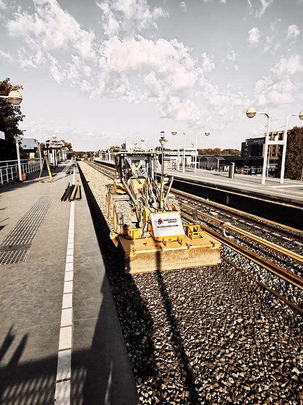 Shovel van Van Eerd profileert de nieuwe ballast bij metrostation Overamstel in Amsterdam